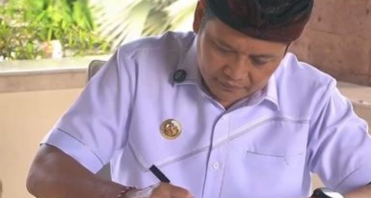 Ket poto: Bupati Jembrana I Made Kembang Hartawan saat mentandatangani hutang RSU Negara