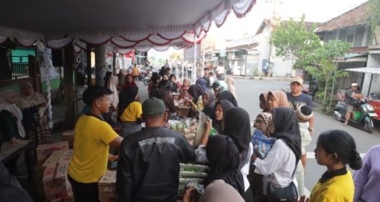 Ket poto: Pemkab Jembrana menyelenggarakan Gelar Pangan Murah yang berpusat di depan MI Mujahiddin, Loloan Barat, pada Minggu (15/2).