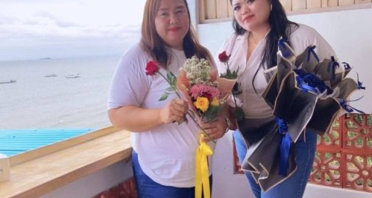 Ket poto: Ni Made Dwi Arya Wati (kiri) bersama temannya di Negara Rusia