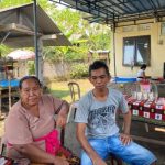 Ket poto: Sumai almarhumah I Wayan Joki Angga Dipayana (kiri) bersama ibu kandung almarhumah, Ni Wayan Sukerti (kanan) Ket poto: Sumai almarhumah I Wayan Joki Angga Dipayana (kiri) bersama ibu kandung almarhumah, Ni Wayan Sukerti (kanan)