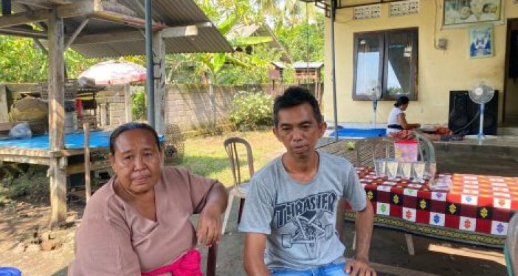 Ket poto: Sumai almarhumah I Wayan Joki Angga Dipayana (kiri) bersama ibu kandung almarhumah, Ni Wayan Sukerti (kanan)