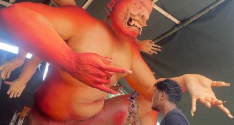 Ket poto: Salah satu Ogoh-ogoh di Jembrana dalam tahap pengerjaan.