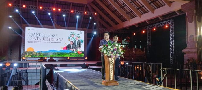 Ket poto: Bupati I Made Kembang Hartawan dan Wakil Bupati I Gede Ngurah Patriana Krisna (Kembang-Ipat) saat memaparkan capaian kinerja setahun pertama