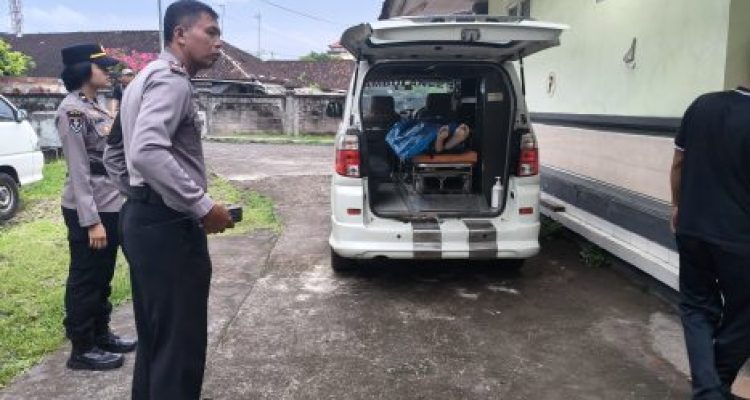 Ket poto: Nelayan yang ditemukan mengambang di Perairan Sembulungan dievakuasi ke RSU Negara Ket poto: Nelayan yang ditemukan mengambang di Perairan Sembulungan dievakuasi ke RSU Negara