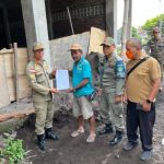 Ket poto: Petugas Satpol PP Jembrana memberikan surat teguran pertama kepada penanggung jawab bangunan