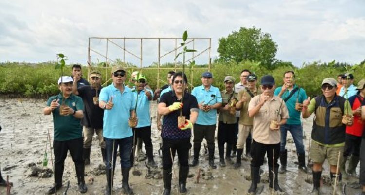 Ket poto: Wakil Gubernur Bali I Nyoman Giri Prasta menghadiri 'Aksi Tanam 1.000 Mangrove' yang diselenggarakan Serikat Media Siber Indonesia (SMSI) Provinsi Bali di Arboretum Park, Tahura Ngurah Rai, Denpasar, Senin, 9 Maret 2026.