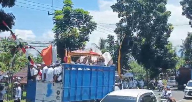 Ket poto: Iring-iringan melasti ditengah jalur pada arus mudik di Kecamatan Melaya
