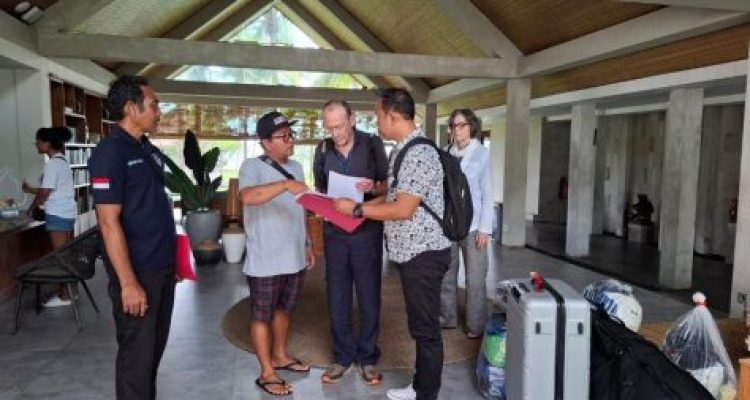 Ket poto: Keluarga WNA asal Swiss saat menjenguk anakanya di RSU Negara