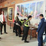 Ket poto: Pejabat Polres Jembrana jalani pemeriksaan tes urine di Gedung Auditorium Pemkab Jembrana