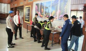 Ket poto: Pejabat Polres Jembrana jalani pemeriksaan tes urine di Gedung Auditorium Pemkab Jembrana