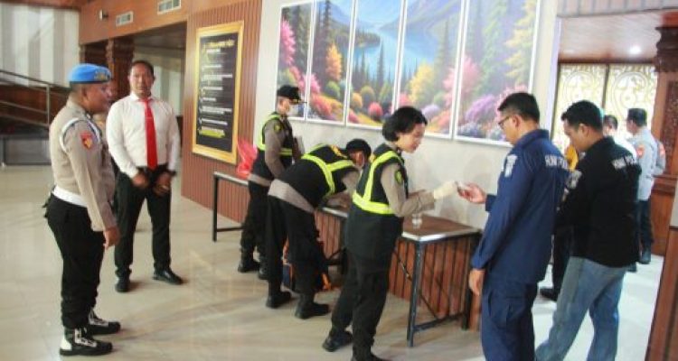 Ket poto: Pejabat Polres Jembrana jalani pemeriksaan tes urine di Gedung Auditorium Pemkab Jembrana