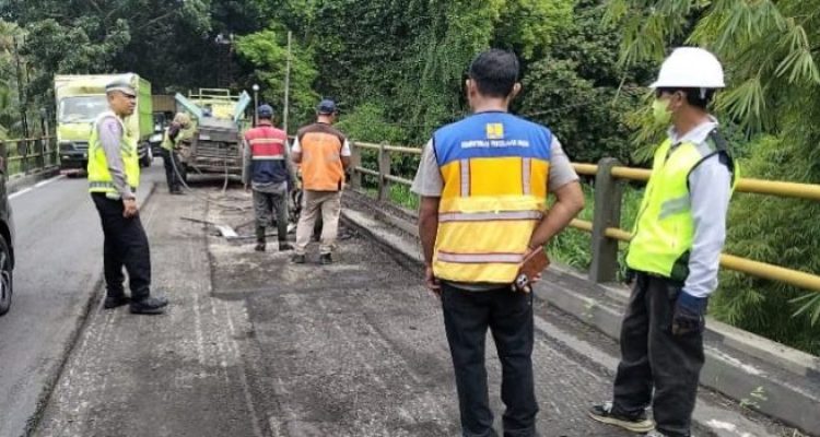 Ket poto: Perbaikan jalan Denpasar Gilimanuk menjelah arus mudik