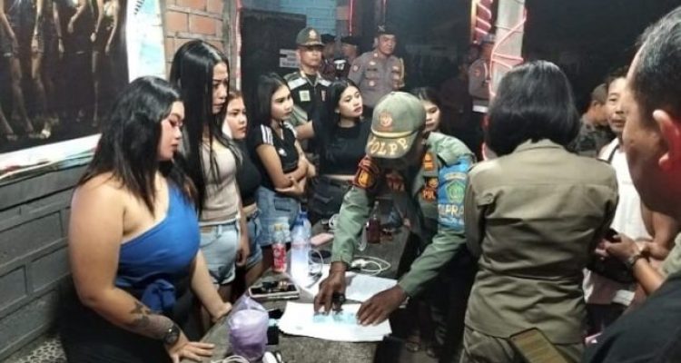 Ket poto: Petugas Gabungan melakukan sidak di salah satu cafe di Desa Delod Berawah