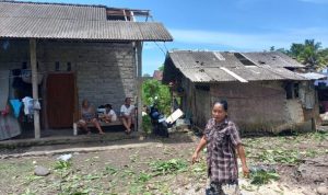 Ket poto: Salah satu rumah warga yang terdampak angin puting beliung yang terjadi pada Jumat (6/3)