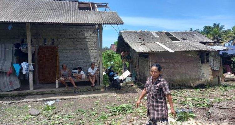 Ket poto: Salah satu rumah warga yang terdampak angin puting beliung yang terjadi pada Jumat (6/3)
