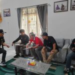 Ket poto: penjual tiket berkoordinasi dengan Lurah Gilimanuk