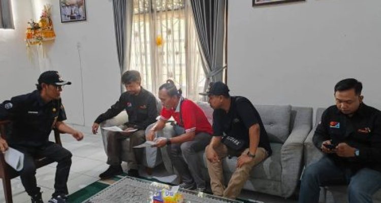 Ket poto: penjual tiket berkoordinasi dengan Lurah Gilimanuk