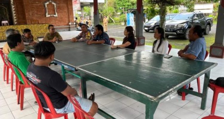 Ket poto: Mediasi kasus penembakan anjing di di aula Kantor Lurah Baler Bale Agung, Kecamatan Negara, Kabupaten Jembrana, Senin (9/3/2026).