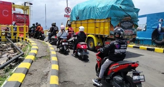 Ket poto: Sejumlah warga mulai meninggalkan Bali lebih awal di Pelabuhan Gilimanuk