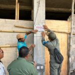 Ket poto: Petugas Satpol PP Jembrana segel salah satu bangunan toko di Kecamatan Melaya