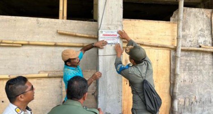 Ket poto: Petugas Satpol PP Jembrana segel salah satu bangunan toko di Kecamatan Melaya Ket poto: Petugas Satpol PP Jembrana segel salah satu bangunan toko di Kecamatan Melaya