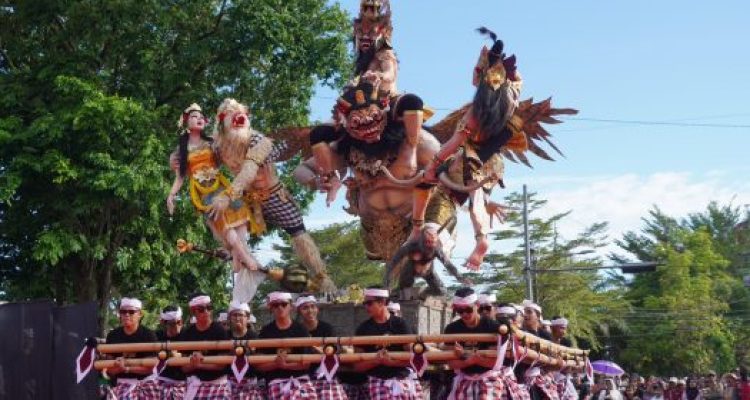 Ket poto: Salah satu Ogoh-ogoh yang ikut parade di Depan Kantor Bupati Jembrana Ket poto: Salah satu Ogoh-ogoh yang ikut parade di Depan Kantor Bupati Jembrana