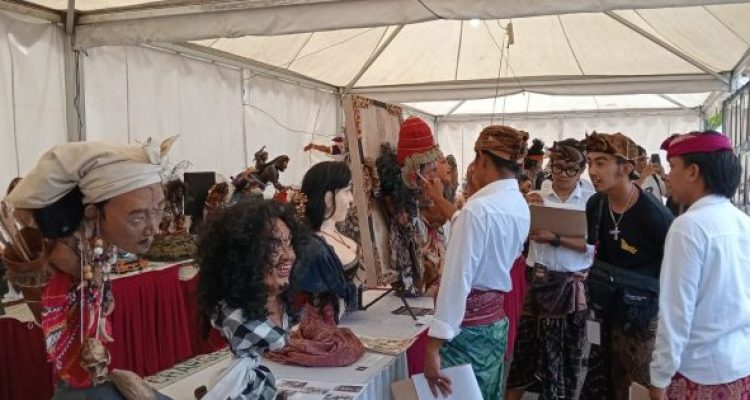 Ket poto: Tim penilai mulai menilai lomba sketsa dan tapel Ket poto: Tim penilai mulai menilai lomba sketsa dan tapel
