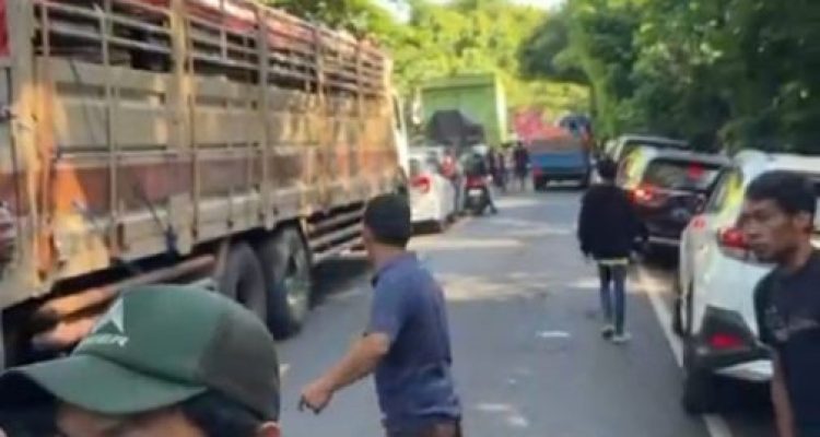 Ket poto: antrean kendaraan di hutan Cekik, Kelurahan Gilimanuk, Melaya