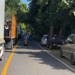 Ket poto: Beberapa truk besar antre sampai di hutan Cekik, Kelurahan Gilimanuk, Jembrana