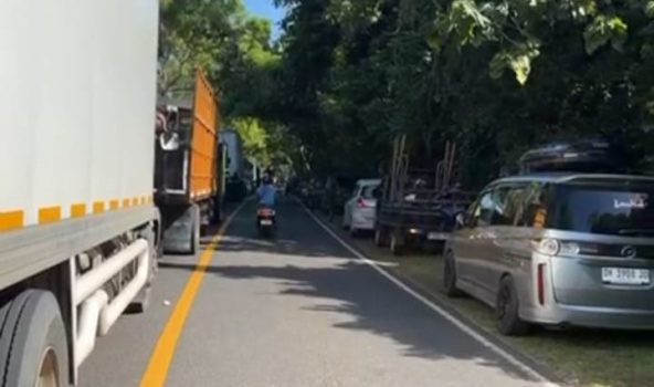 Ket poto: Beberapa truk besar antre sampai di hutan Cekik, Kelurahan Gilimanuk, Jembrana