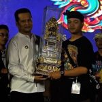 Ket poto: Bupati Jembrana I Made Kembang Hartawan menyerahkan piala kepada STT Guna Widya dari Lingkungan Pancardawa, Kelurahan Pendem, berhasil meraih juara pertama dalam Lomba Ogoh-ogoh pada Masikian Festival 3 Tahun 2026 Ket poto: Bupati Jembrana I Made Kembang Hartawan menyerahkan piala kepada STT Guna Widya dari Lingkungan Pancardawa, Kelurahan Pendem, berhasil meraih juara pertama dalam Lomba Ogoh-ogoh pada Masikian Festival 3 Tahun 2026
