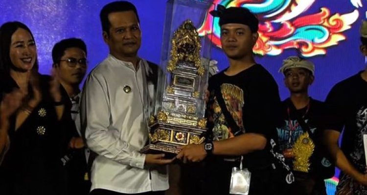Ket poto: Bupati Jembrana I Made Kembang Hartawan menyerahkan piala kepada STT Guna Widya dari Lingkungan Pancardawa, Kelurahan Pendem, berhasil meraih juara pertama dalam Lomba Ogoh-ogoh pada Masikian Festival 3 Tahun 2026 Ket poto: Bupati Jembrana I Made Kembang Hartawan menyerahkan piala kepada STT Guna Widya dari Lingkungan Pancardawa, Kelurahan Pendem, berhasil meraih juara pertama dalam Lomba Ogoh-ogoh pada Masikian Festival 3 Tahun 2026