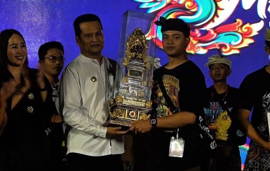 Ket poto: Bupati Jembrana I Made Kembang Hartawan menyerahkan piala kepada STT Guna Widya dari Lingkungan Pancardawa, Kelurahan Pendem, berhasil meraih juara pertama dalam Lomba Ogoh-ogoh pada Masikian Festival 3 Tahun 2026