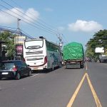 Ket poto: ekor antrean kendaraan sampai didepan Polsek Negara