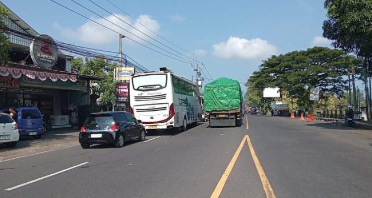 Ket poto: ekor antrean kendaraan sampai didepan Polsek Negara