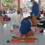 Ket poto: Tim Kesehatan membantu pemudik yang pingsan di Terminal Pelabuhan Gilimanuk