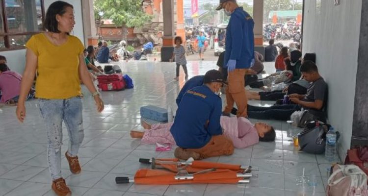 Ket poto: Tim Kesehatan membantu pemudik yang pingsan di Terminal Pelabuhan Gilimanuk