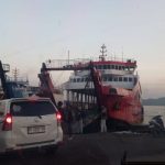 Ket poto: pemudik yang telah antre 24 jam di Jembrana mulai masuk kapal di Pelabuhan Gilimanuk pagi ini, Senin (16/3)