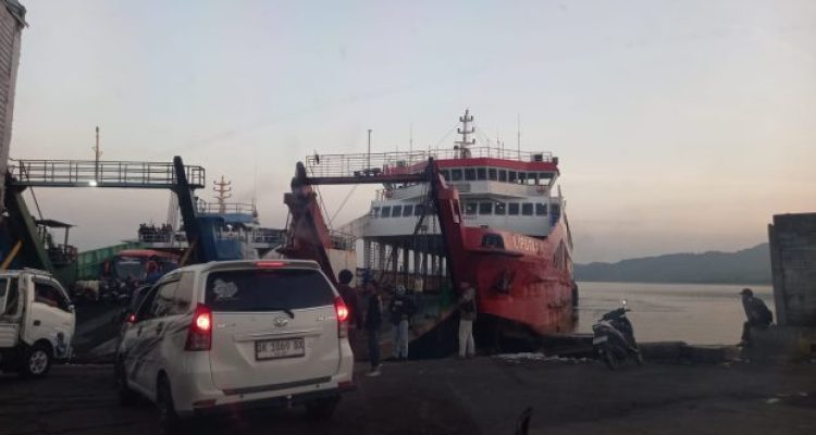 Ket poto: pemudik yang telah antre 24 jam di Jembrana mulai masuk kapal di Pelabuhan Gilimanuk pagi ini, Senin (16/3)