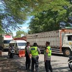 Ket poto: Truk tiga dimensi dimasukan ke Terminal kargo Gilimanuk