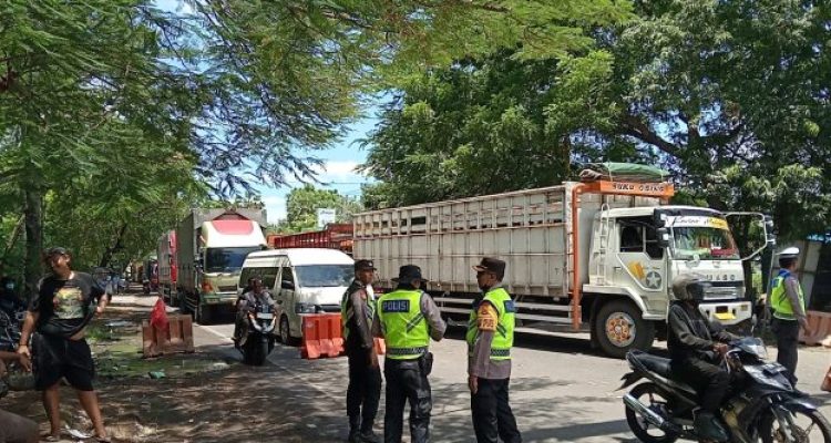 Ket poto: Truk tiga dimensi dimasukan ke Terminal kargo Gilimanuk