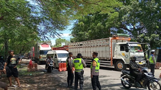 Ket poto: Truk tiga dimensi dimasukan ke Terminal kargo Gilimanuk