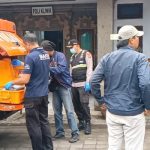 Ket poto: Petugas kepolisian evakuasi korban pemudik meninggal di Bus