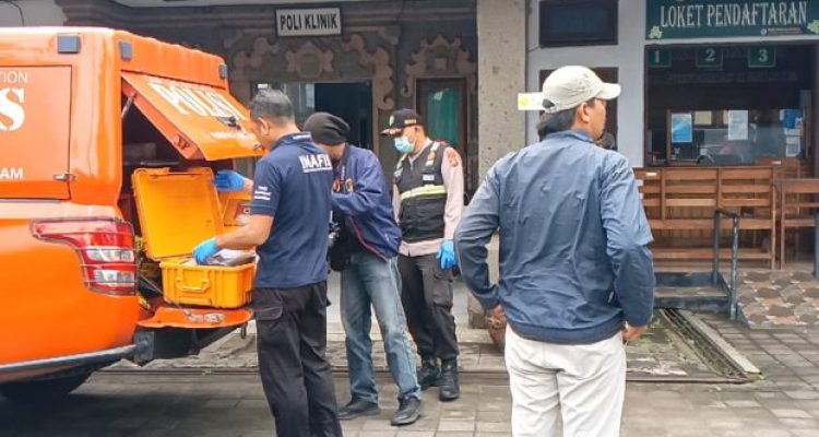 Ket poto: Petugas kepolisian evakuasi korban pemudik meninggal di Bus