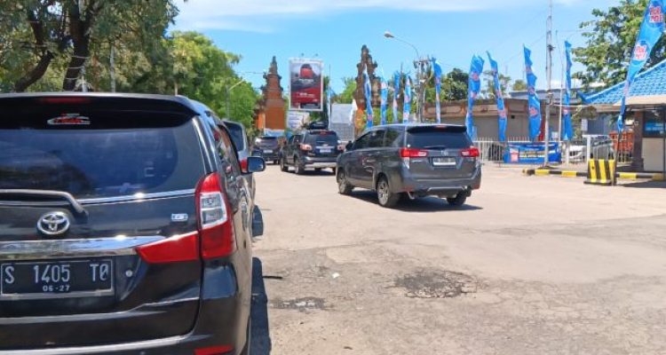 Ket poto: Situasi kedatangan wisdom di pintu masuk Bali