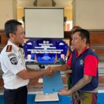 Ket poto: Salah satu warga binaan menerima remisi di Rutan Negara