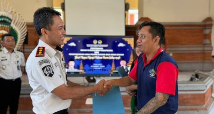 Ket poto: Salah satu warga binaan menerima remisi di Rutan Negara