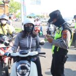 Ket poto: Petugas kepolisian saat memeriksa kendaraan di Pos 2 Plabuhan Gilimanuk