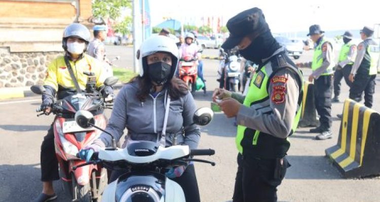 Ket poto: Petugas kepolisian saat memeriksa kendaraan di Pos 2 Plabuhan Gilimanuk