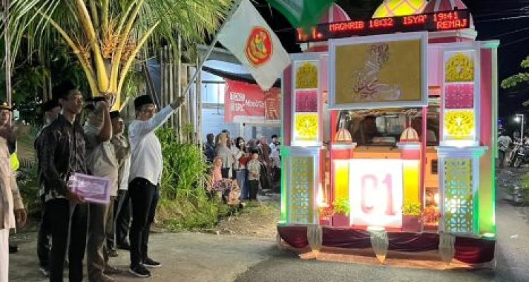 Ket poto: bupati saat melepas parade mobil hias malam takbiran di Yeh Sumbul